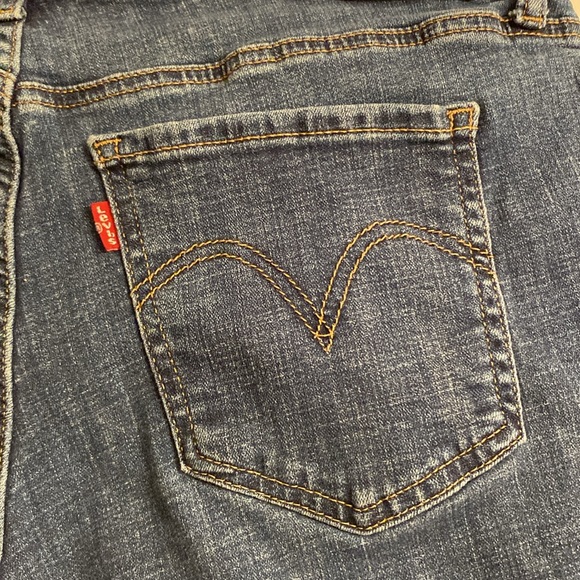 Women’s LEVIS Shorts, cuffed hem, size 32 waist, Mid Length - Picture 3 of 5